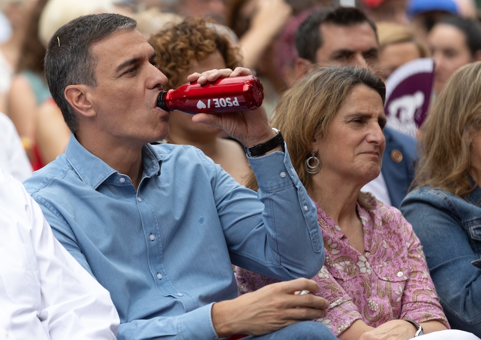 Pedro Sánchez e Teresa Ribera durante un evento del PSOE a Madrid, il 7 giugno