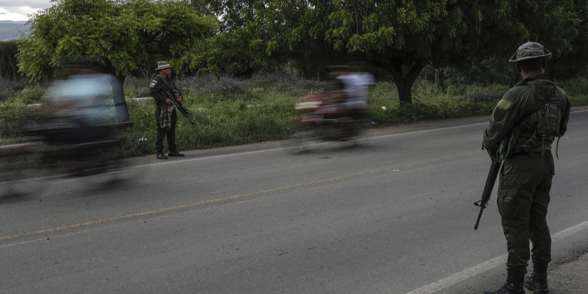 Agenti della polizia colombiana all'entrata di Barrancas, dopo un rapimento compiuto dall'ELN, il 6 novembre 2023 (AP Photo/Ivan Valencia)