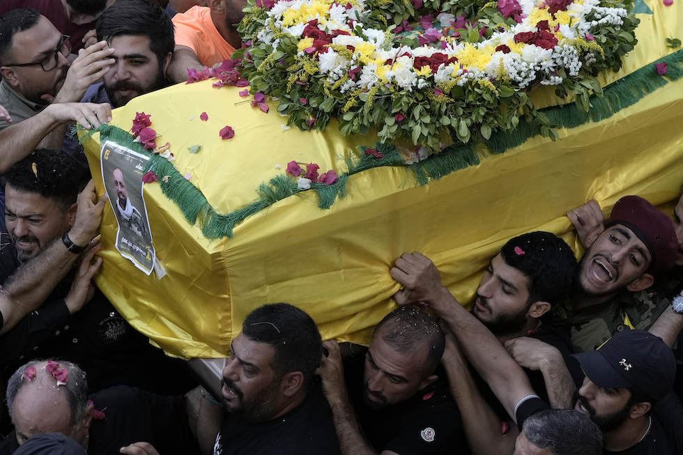 Il funerale di un membro di Hazbollah ucciso dall'esplosione del suo cercapersone 