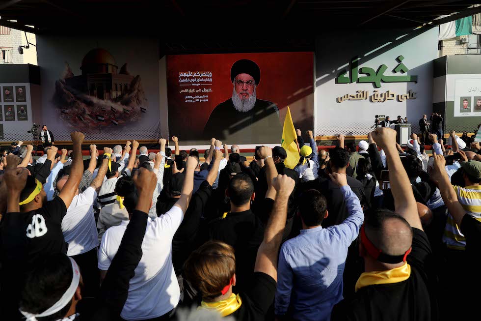 Sostenitori di Hezbollah esultano davanti a un discorso di Nasrallah, nel 2023 