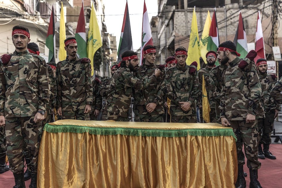 Miliziani di Hezbollah al funerale di un altro miliziano nell'ottobre del 2023