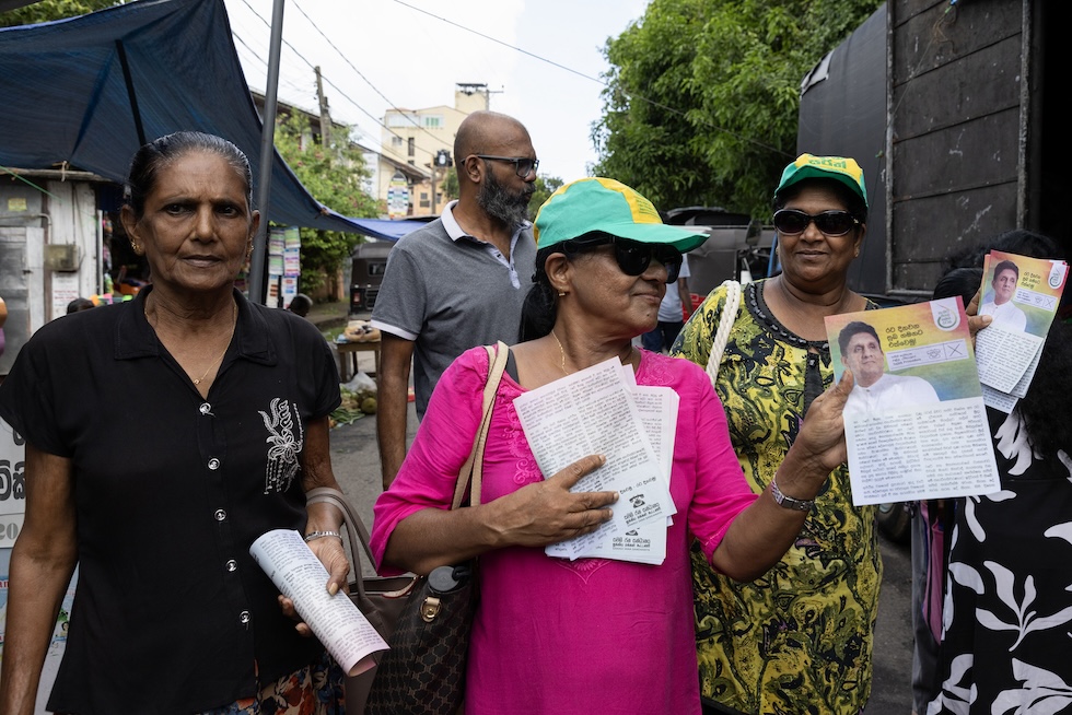 Una foto di alcuni sostenitori del candidato Samagi Jana Balawegaya che distribuiscono volantini, Colombo, Sri Lanka, 15 settembre 2024 (Buddhika Weerasinghe/Getty Images)