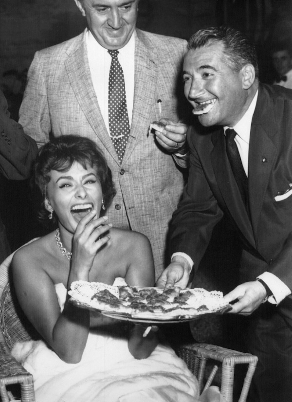 Una foto di Sophia Loren con i politici statunitensi Walter Baring e Peter Rodino a una festa in suo onore presso l'ambasciata italiana a Washington, DC, Stati Uniti, 20 agosto 1957