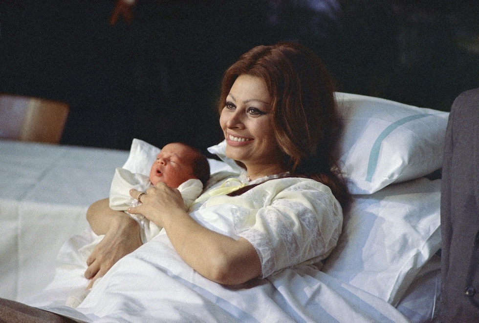 Una foto di Sophia Loren con il figlio son Carlo Jr. a Ginevra, Svizzera, 31 dicembre 1968