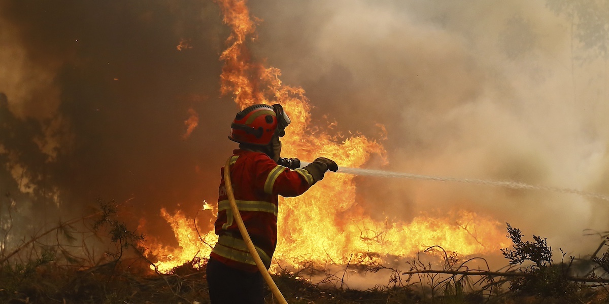 Un pompiere impegnato nel contrasto agli incendi a Sever do Vouga, nel nord del Portogallo, il 18 settembre 2024 (AP Photo/Bruno Fonseca)