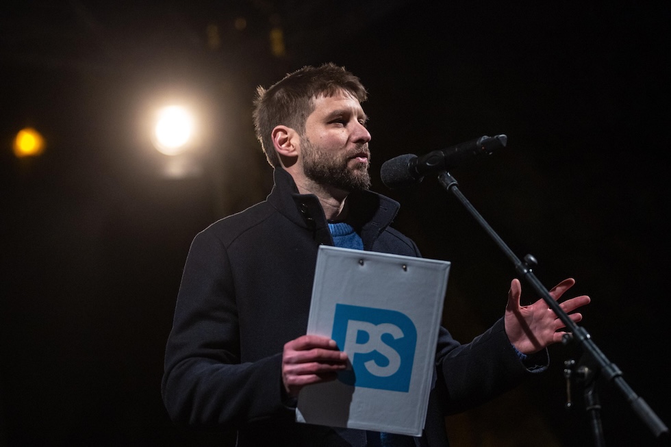 Il leader di Slovacchia Progressista, Michal Šimečka, durante una manifestazione antigovernativa a Bratislava, il 1° febbraio