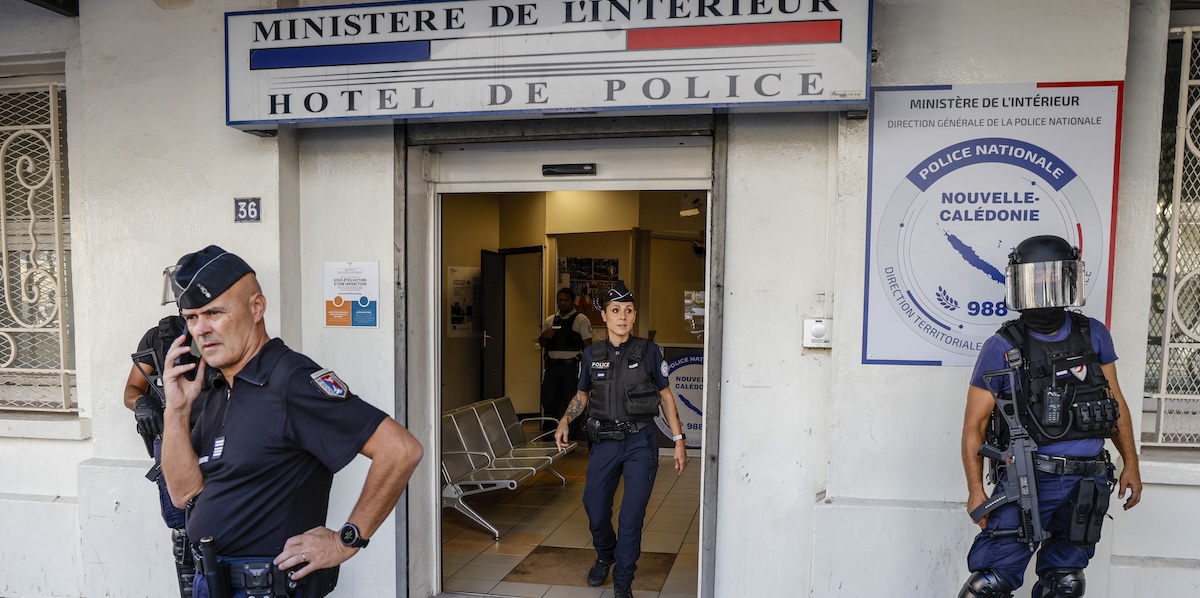 Una stazione di polizia in Nuova Caledonia (Ludovic Marin/Pool Photo via AP)