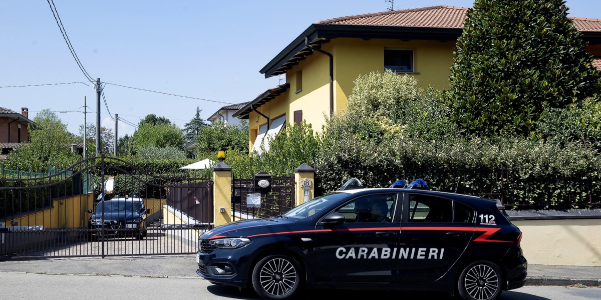 Carabinieri fuori dalla casa nel cui giardino sono stati ritrovati i corpi (ANSA/ELISABETTA BARACCHI)