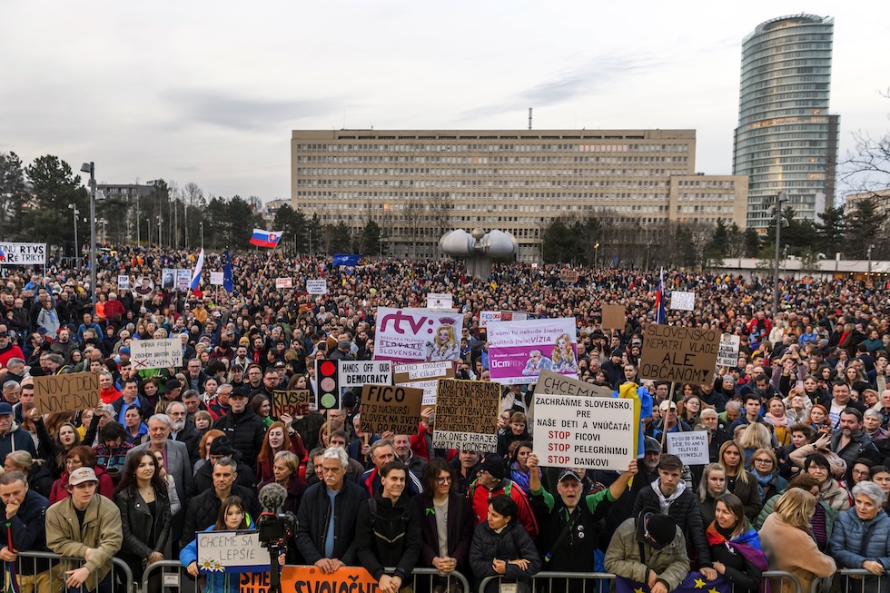 Una protesta antigovernativa a Bratislava, lo scorso 15 marzo 