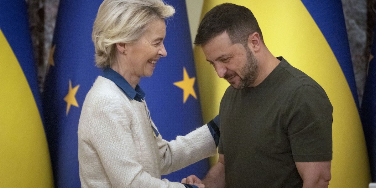 Una foto della presidente della Commissione europea Ursula von der Leyen e il presidente ucraino Volodymyr Zelensky durante la conferenza stampa a Kiev del 20 settembre 2024 (AP/Efrem Lukatsky)