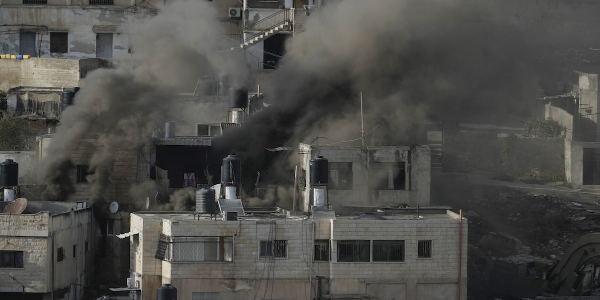 Gli edifici colpiti dall'esercito israeliano durante l'operazione in cui si sono svolti i fatti, a Qabatiya in Cisgiordania, 19 settembre 2024 (AP/Majdi Mohammed)