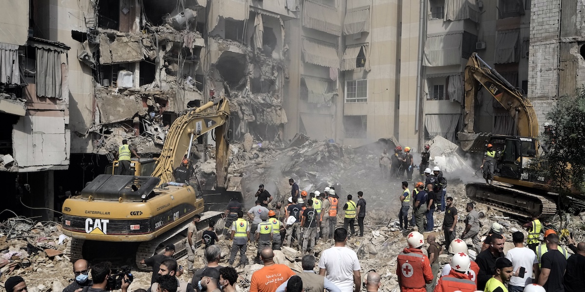 Le operazioni di emergenza tra i detriti degli edifici colpiti dall'attacco israeliano a Beirut, sabato 21 settembre (AP Photo/ Bilal Hussein)