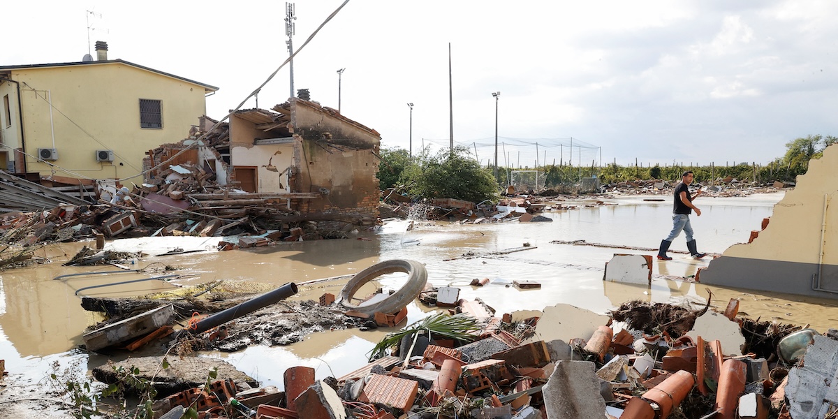 I detriti dell'alluvione a Traversara, Emilia-Romagna, venerdì 20 settembre (REUTERS/ Ciro de Luca)