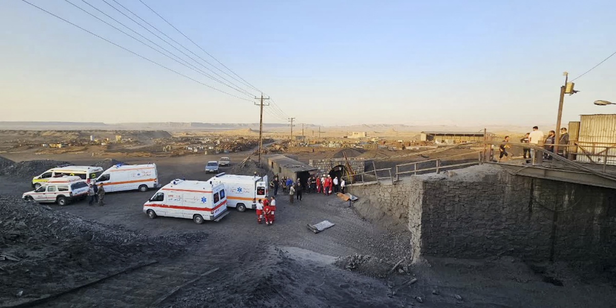 Le ambulanze sul posto dopo l'esplosione, domenica 22 settembre (Iranian Red Crescent Society, via AP)