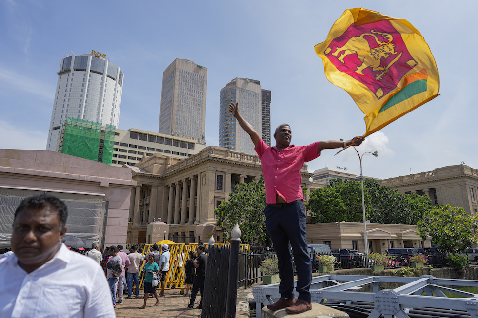 Un sostenitore di Anura Kumara Dissanayake con la bandiera dello Sri Lanka