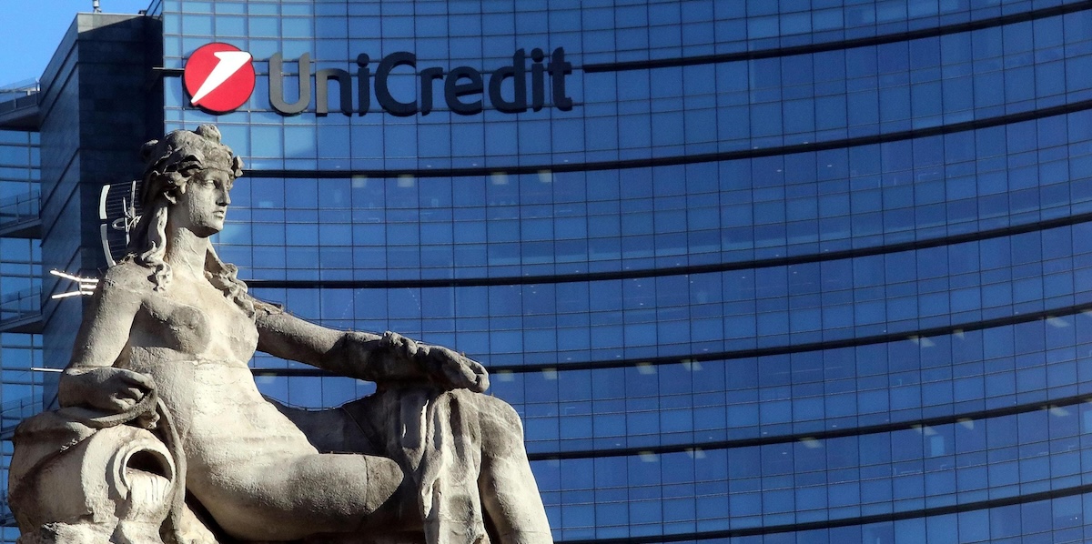 Un lato della torre di Unicredit, a Milano
(ANSA/MATTEO BAZZI)