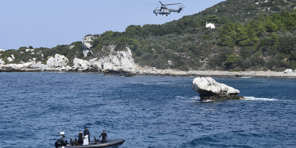 Un elicottero e un gommone della Guardia costiera greca durante l'operazione di soccorso a Samos, il 23 settembre 2024 (AP Photo/Michael Svarnias)