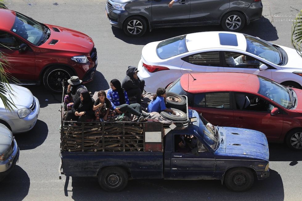 Alcuni civili aspettano nel traffico di lasciare il territorio colpito dagli attacchi Israeliani 23 settembre 2024. (AP/Mohammed Zaatari)