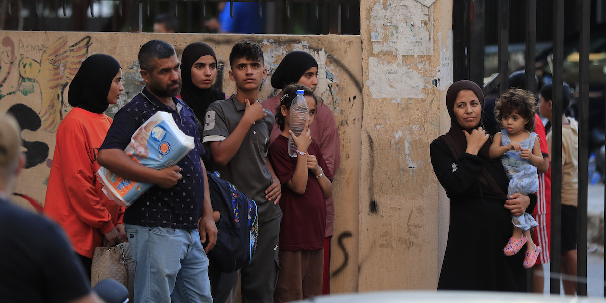 Un gruppo di persone sfollate dopo gli attacchi israeliani a Sidone, in Libano, 23 settembre 2024 (AP Photo/Mohammed Zaatari)