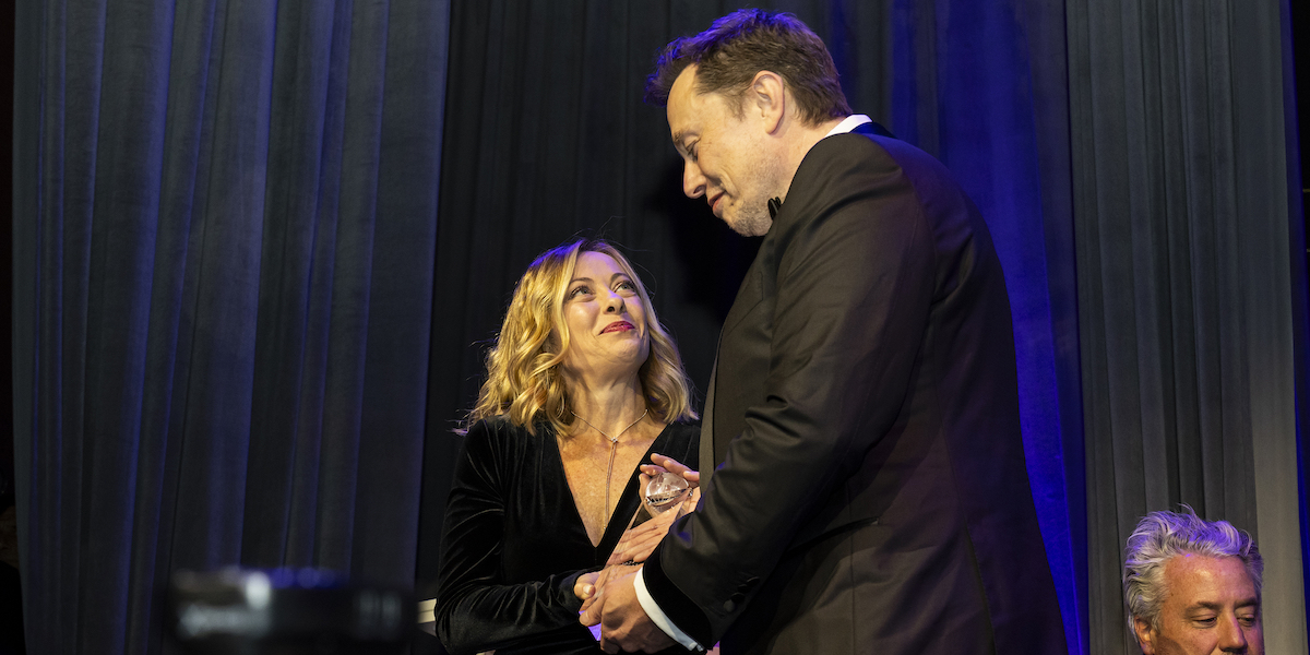 Il CEO di Tesla Elon Musk e la presidente del Consiglio italiana Giorgia Meloni durante la cerimonia dei Global Citizen Awards a New York, 23 settembre 2024 (AP Photo/Michelle Farsi)