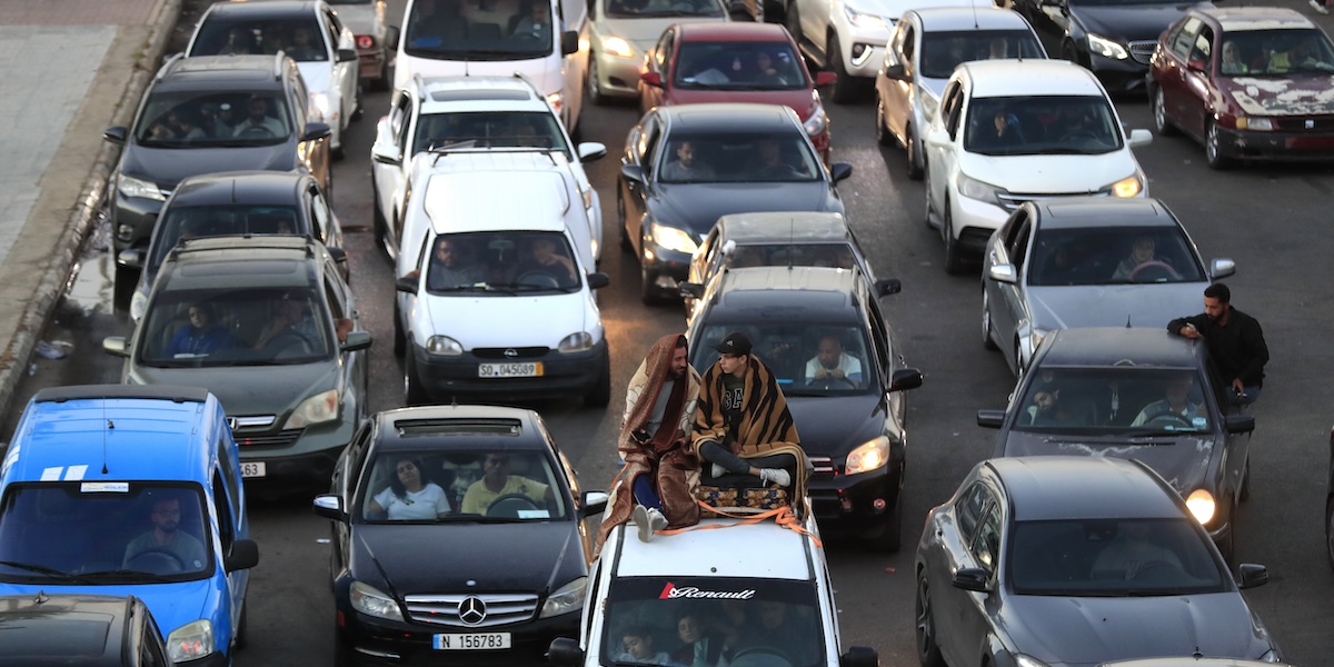 Libanesi in fuga sull'autostrada che collega Beirut a Sidone, martedì 24 settembre (AP Photo/Mohammed 
Zaatari)
