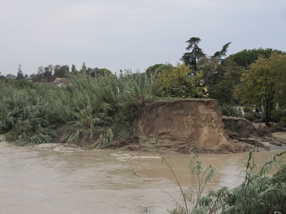 L'argine del fiume Lamone rotto nella zona di Traversara 