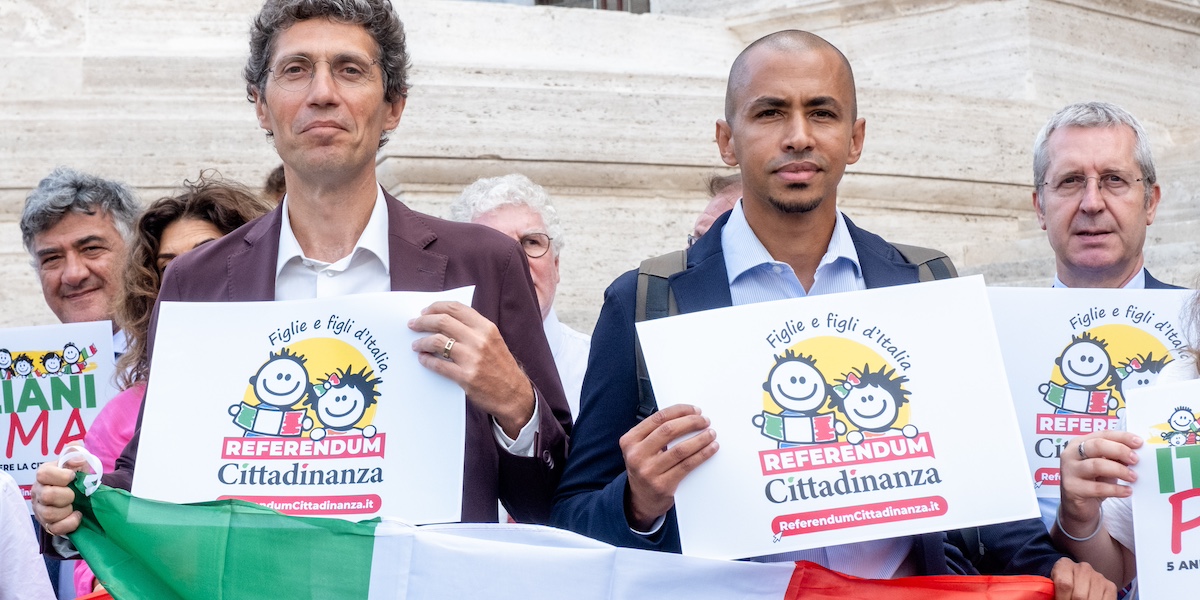 Il parlamentare Riccardo Magi di +Europa, che ha presentato la proposta di referendum, e Simohamed Kaabour di Idem Network in occasione del deposito in Cassazione del quesito per il referendum sulla cittadinanza, il 4 settembre 2024 (Mauro Scrobogna /LaPresse)