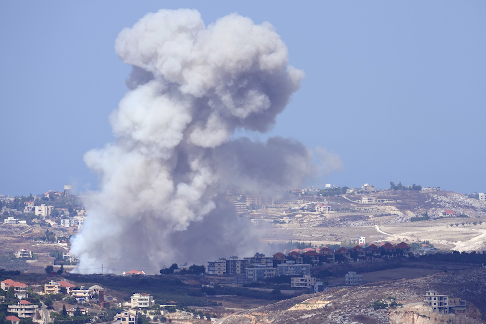 Un bombardamento nella cittadina libanese di Marjayoun, nel sud del Libano, il 23 settembre