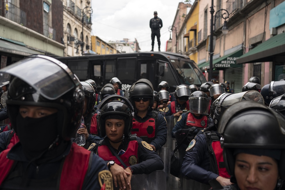 La polizia presidia l'ingresso del parlamento messicano, a Città del Messico, il 12 settembre 