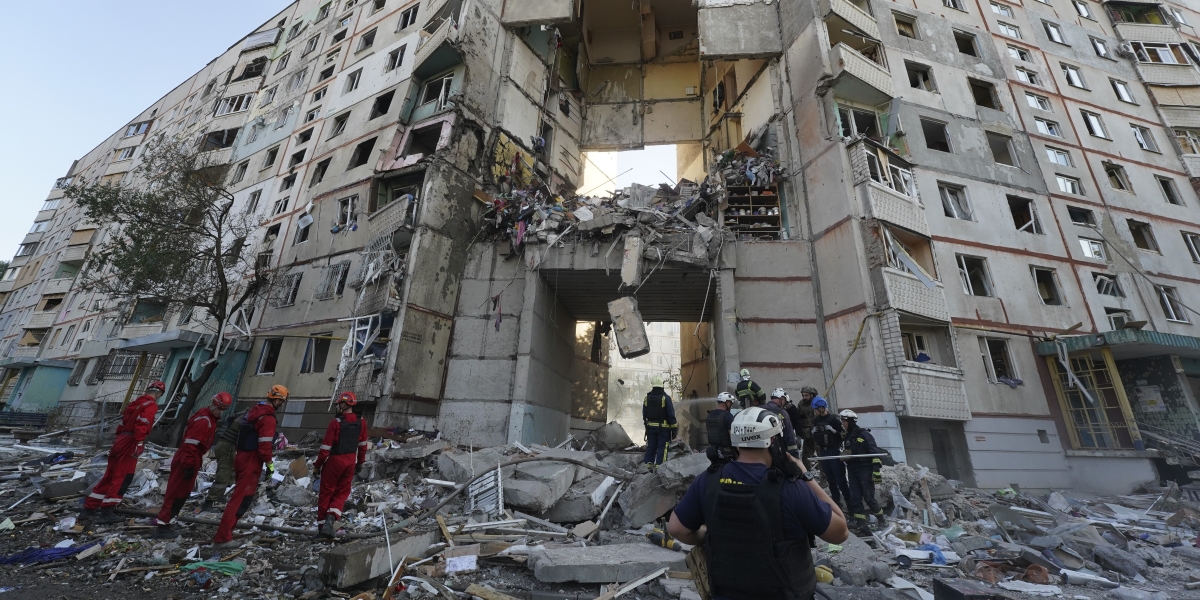 Soccorritori davanti all'edificio colpito a Kharkiv (AP Photo/Andrii Marienko)