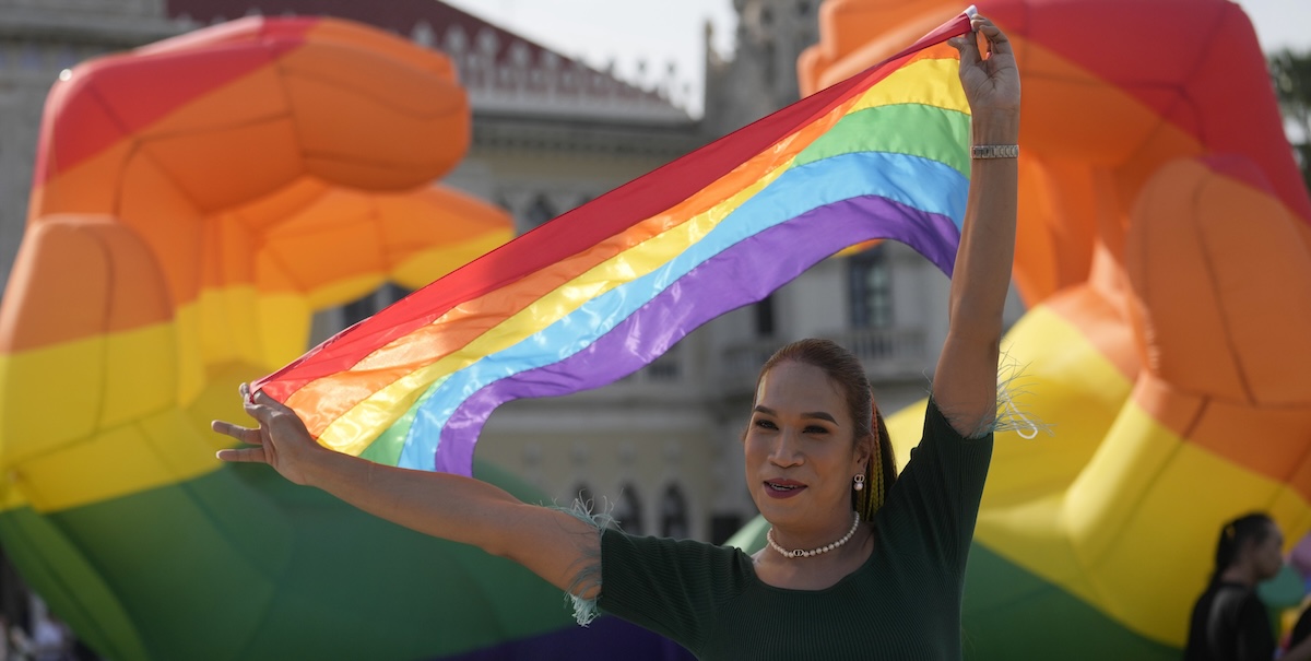 Una manifestante per i diritti LGBT davanti al parlamento thailandese (AP Photo/Sakchai Lalit)