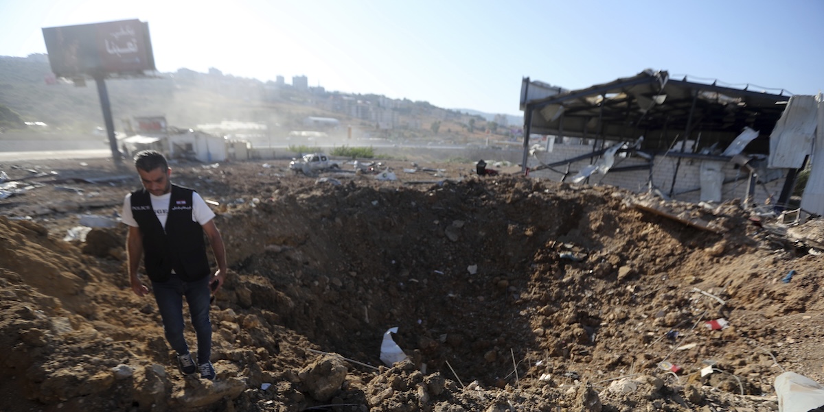 Una foto di un agente del servizio di intelligence libanese sul luogo di un attacco israeliano a Jiyeh, nel sud del Libano, 25 settembre 2024 (AP/Mohammed Zaatari)