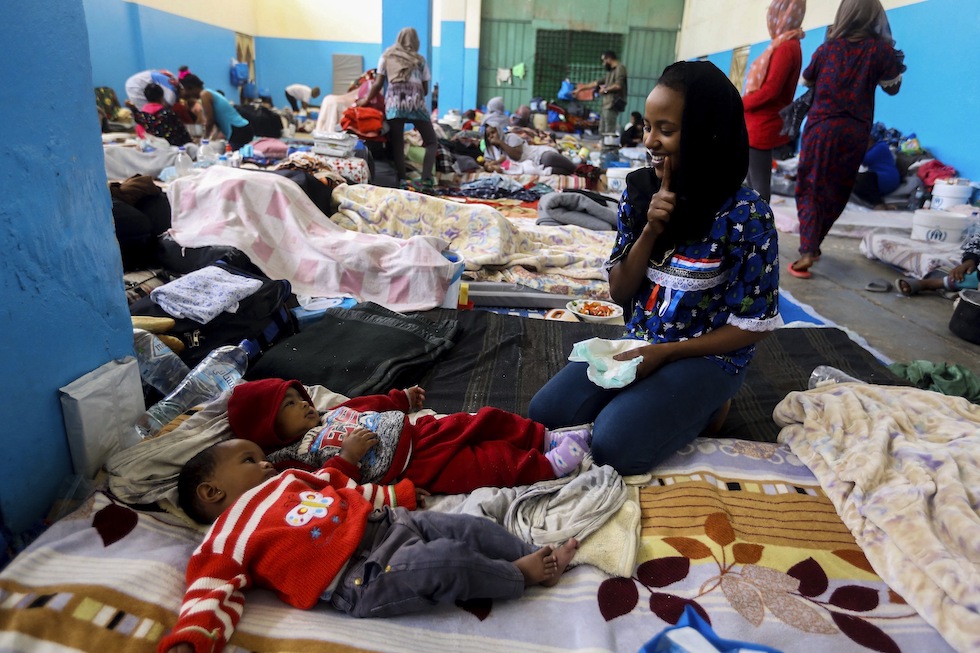 Una foto di un gruppo di persone detenute in un centro per migranti alla periferia di Tripoli, in Libia, 27 aprile 2019 