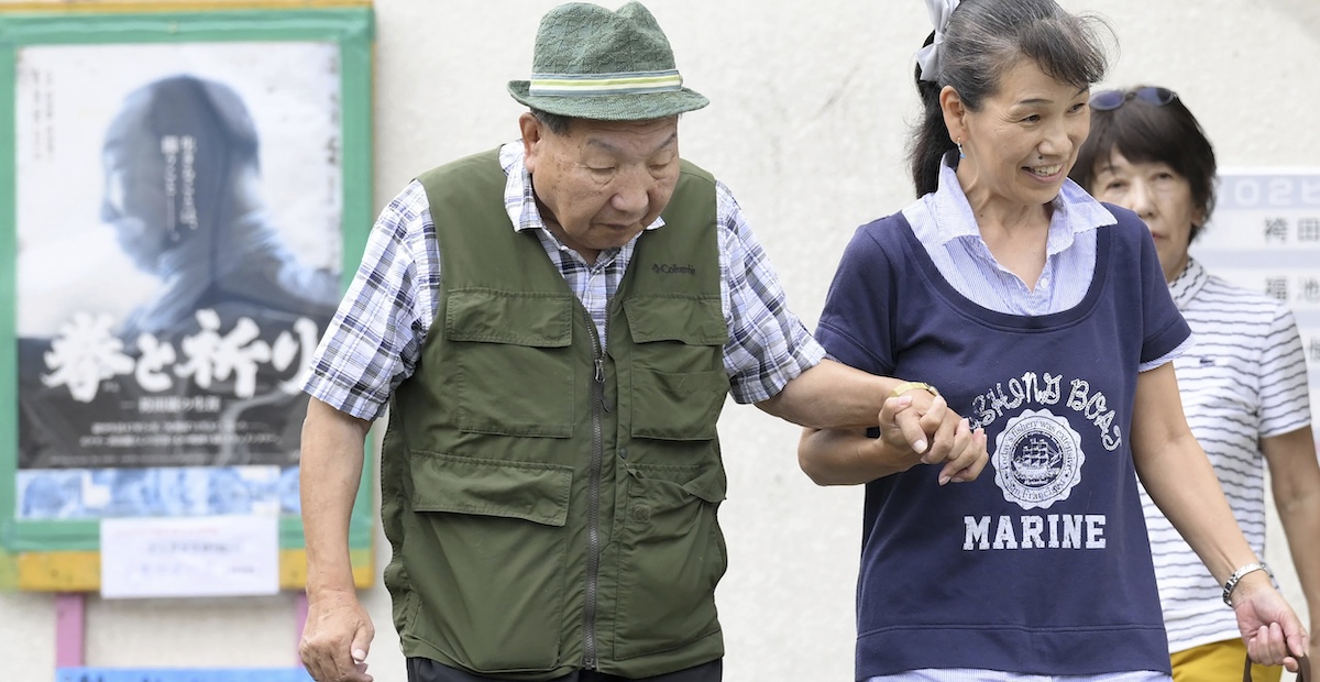 Iwao Hakamada durante una passeggiata a Hamamatsu, nella provincia di Shizuoka, il 25 settembre (Kyodo News via AP)