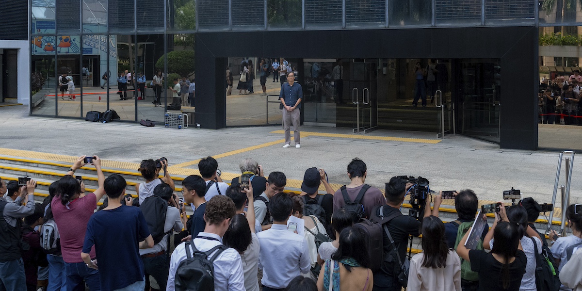 Chung Pui-kuen, uno dei due giornalisti di cui è stata comunicata la sentenza, fuori da un tribunale il 29 agosto 2024 (AP Photo/Billy H.C. Kwok)