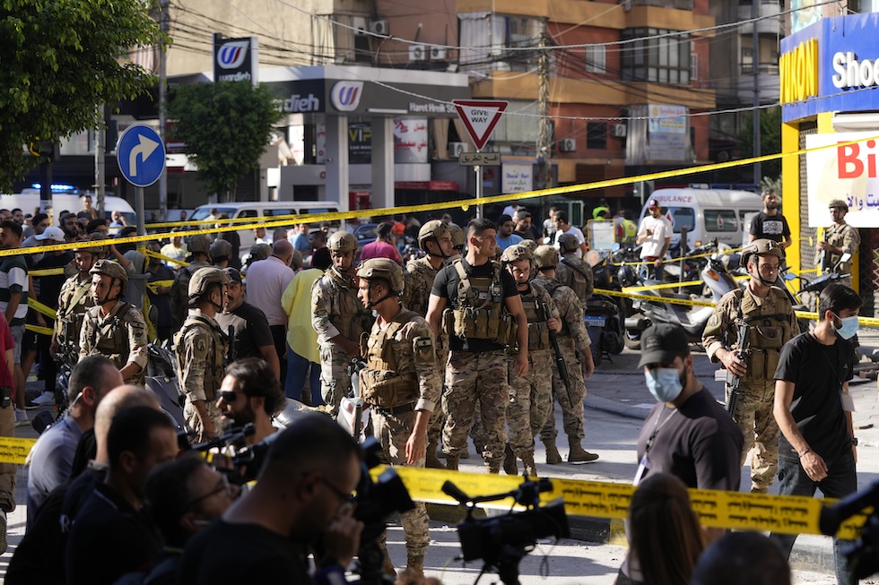 Alcuni soldati libanesi isolano una zona colpita da un attacco israeliano, a sud di Beirut, il 26 settembre 