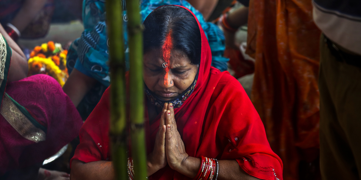 Una donna prega durante le celebrazioni del Jivitputrika Vrat a Calcutta, in India, 29 settembre 2021 (AP Photo/Bikas Das)