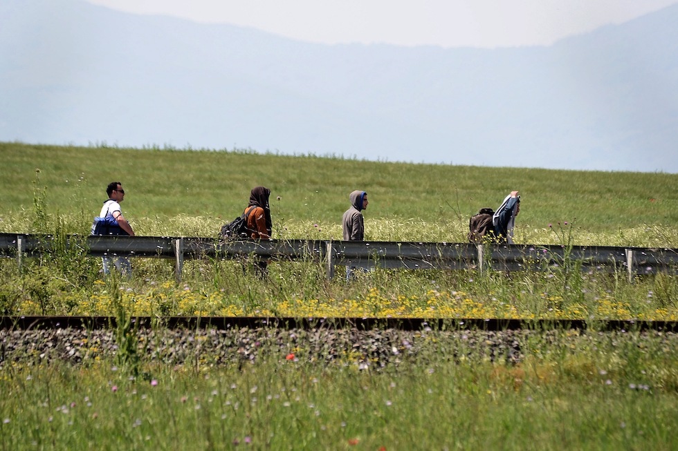 Una foto di un gruppo di profughi siriani nei pressi del confine fra Grecia e Macedonia del Nord, 6 maggio 2015