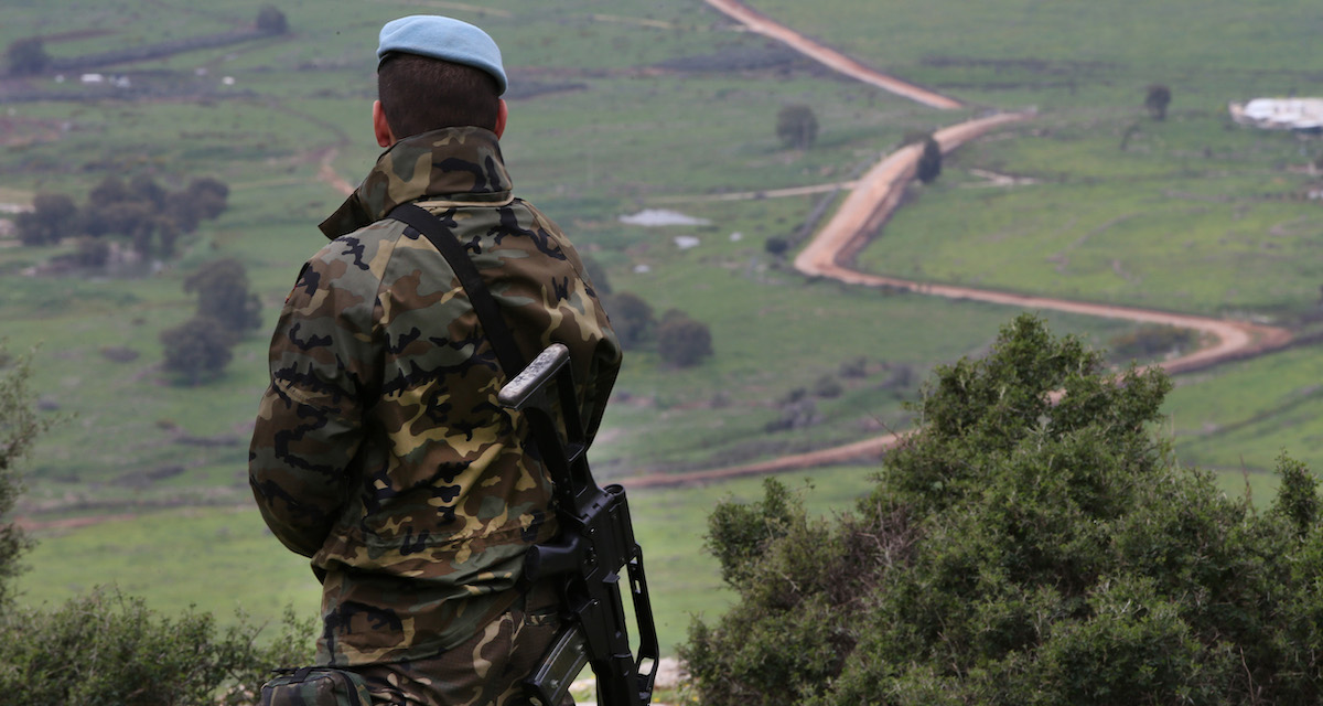 Un soldato spagnolo della missione UNIFIL pattuglia la Blue Line in una foto del 2015 (AP Photo/Hussein Malla)