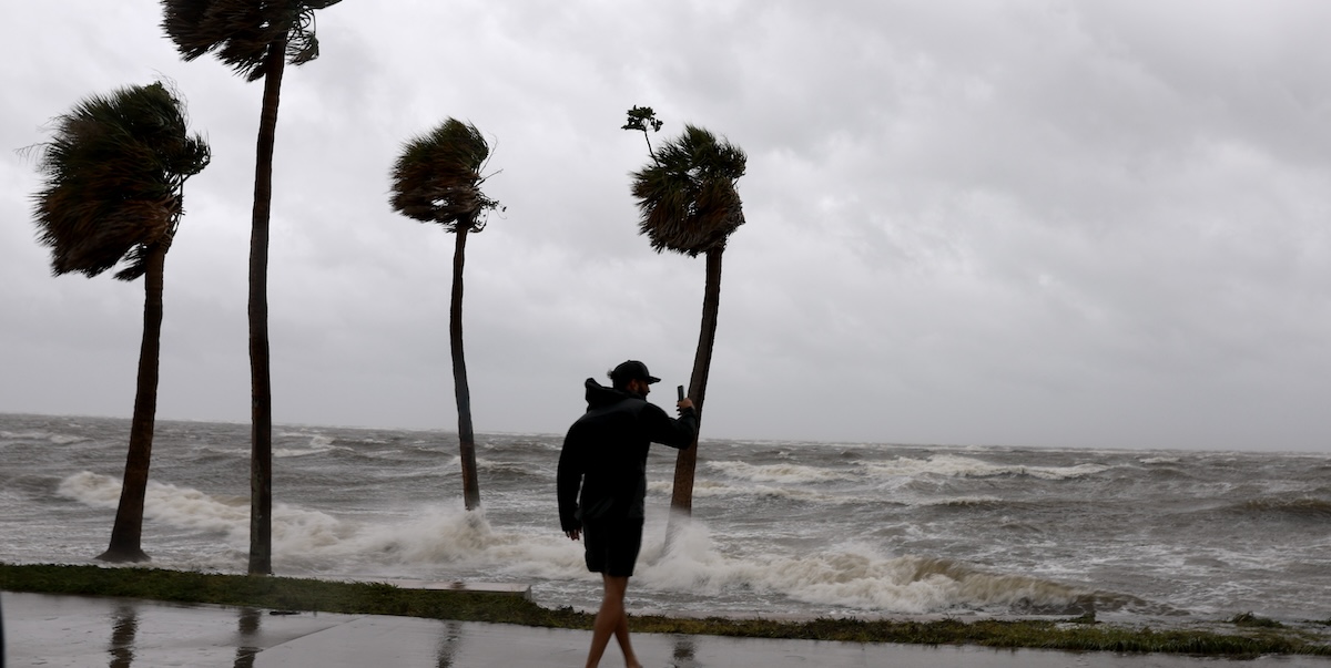 Un uomo a St. Petersburg, in Florida, prima dell'arrivo dell'uragano Helene (Joe Raedle/Getty Images)