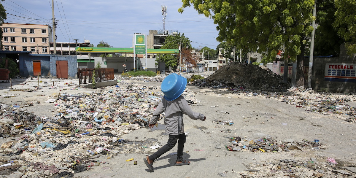 Un bambino per le strade di Port-au-Prince (AP Photo/Odelyn Joseph)