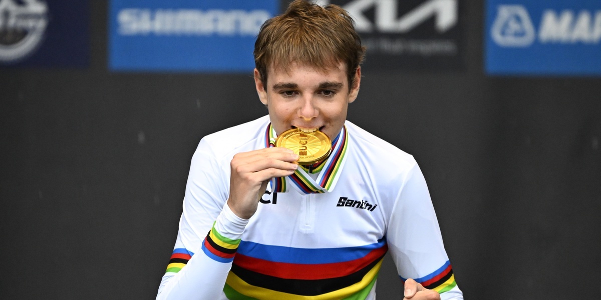 Lorenzo Finn con la medaglia d'oro e la maglietta iridata che viene indossata dai campioni del mondo (Jasper Jacobs/Belga via ZUMA Press)