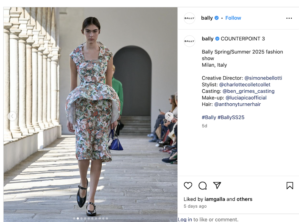 La foto di una gonna con balza rigida presentata da Bally