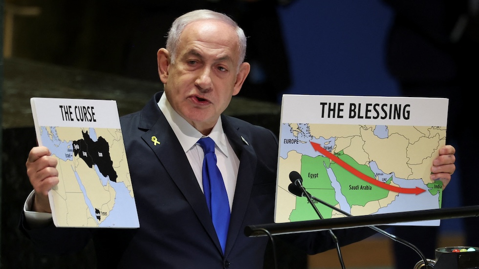 Netanyahu mostra due mappe durante il discorso: una con scritto "la maledizione", cioè l'Iran e i suoi alleati, e l'altra "la benedizione", che indica l'importanza di Israele per il Medio Oriente