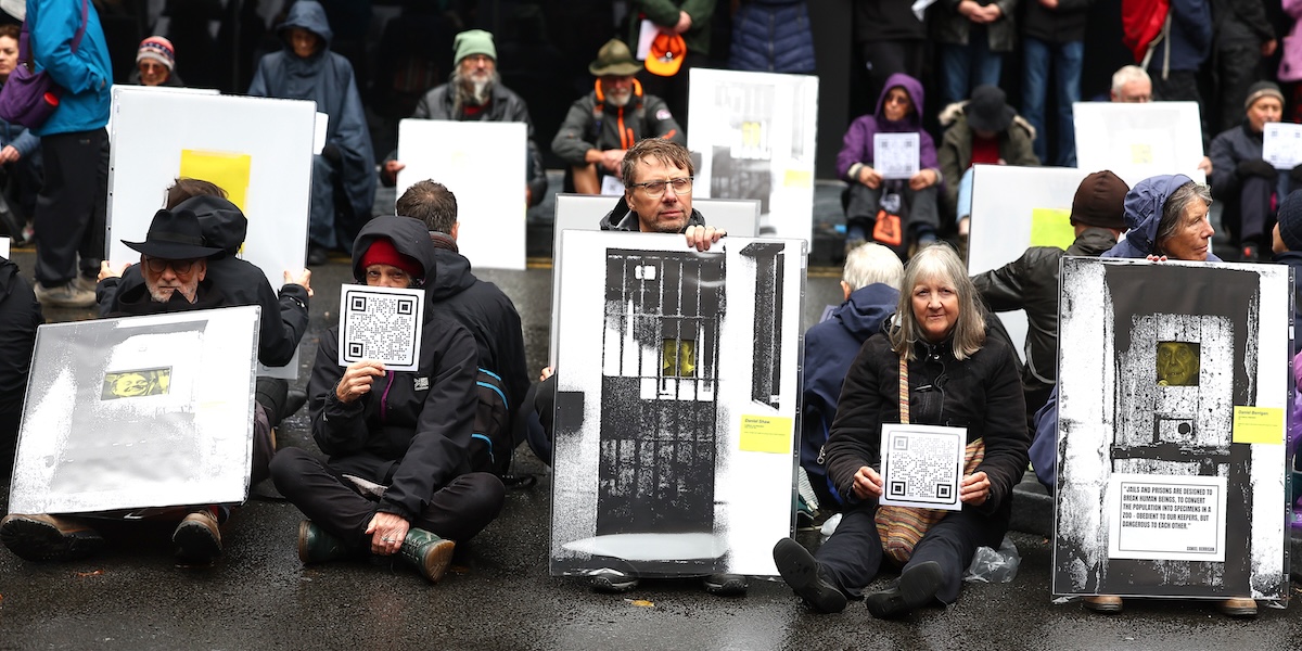 Una manifestazione in solidarietà di Phoebe Plummer e Anna Holland fuori dal tribunale a Londra, il 27 settembre