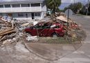 Un'automobile sovrastata da macerie di case a Cedar Key, in Florida (AP Photo/Gerald Herbert)