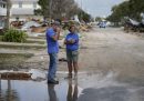 Due persone su una strada con vari danni provocati dalla tempesta Helene, in Florida (AP Photo/Gerald Herbert)