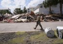 Un membro della Florida National Guard, parte dell'esercito statunitense, su una strada con vari danni in Florida