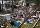 Oggetti sparsi vicino a un'abitazione su cui è passata la tempesta Helene in Florida (AP Photo/Gerald Herbert)