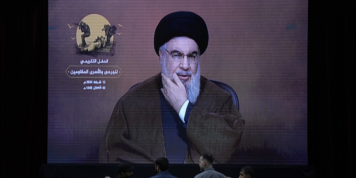 Hassan Nasrallah durante un discorso a febbraio 2024 (AP Photo/Hussein Malla)